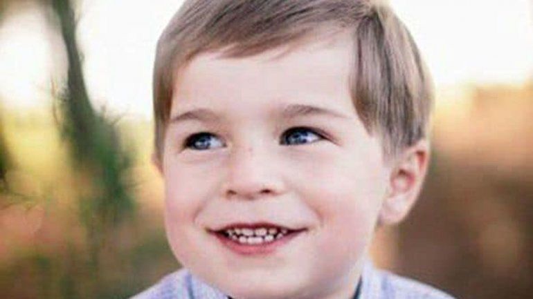 El nene tenía 5 años. Su cabeza quedó atrapada entre una mesa y la pared.