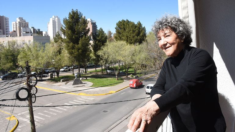 Hilda López nació el 11 de julio de 1937 en Córdoba. Pasó su infancia entre Barracas y Quilmes, en el seno de una familia trabajadora, donde aprendió a vivir con poco, a admirar la belleza que se cuela en la vida de los nadie y a comprender que la alegría siempre será un bien del pueblo. Hilda López nació el 11 de julio de 1937 en Córdoba. Pasó su infancia entre Barracas y Quilmes, en el seno de una familia trabajadora, donde aprendió a vivir con poco, a admirar la belleza que se cuela en la vida de los nadie y a comprender que la alegría siempre será un bien del pueblo.