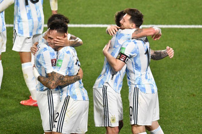 Argentina, un clásico: goleó a Uruguay y el Monumental fue una fiesta