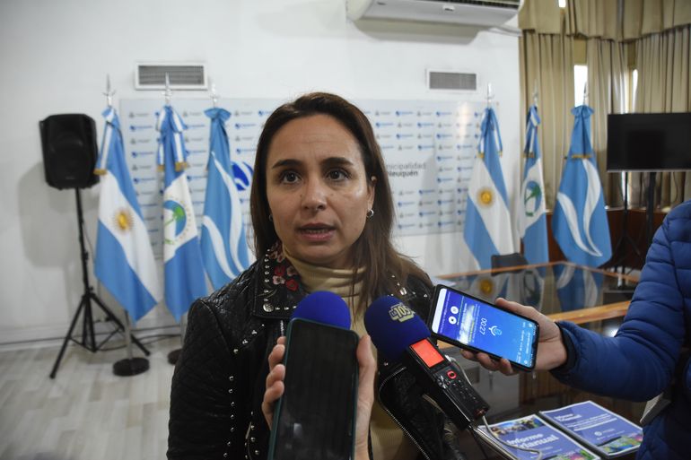 Alejandra Oherens, subsecretaria de las Mujeres, señaló que en 2022 se evaluaron 14 casos de mujeres víctimas de violencia de género con riesgo de femicidio. En la actualidad, tres de esos casos se encuentran en riesgo altísimo de femicidio, a pesar de las intervenciones del área que encabeza.