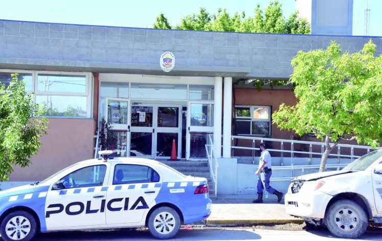 Un joven fue detenido tras intentar quemar un patrullero de la Comisaría Tercera. Un joven fue detenido tras intentar quemar un patrullero de la Comisaría Tercera.