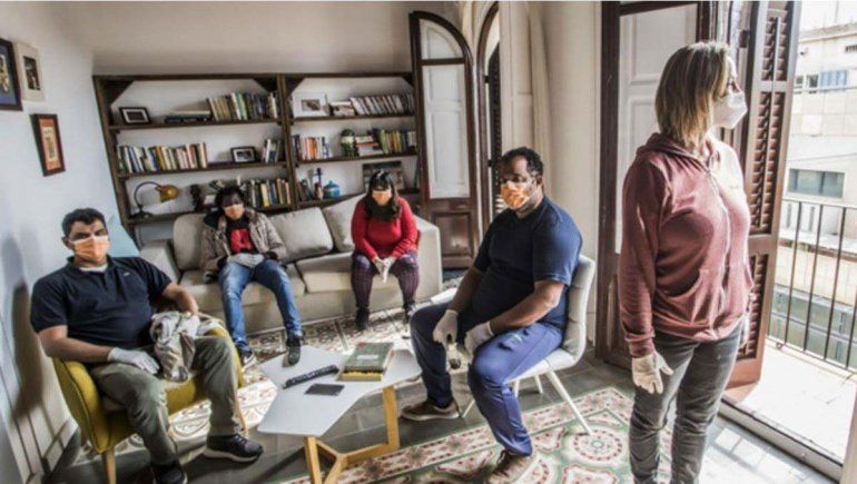 Pandemia: se fue a la casa familiar y dejó la suya a los sin techo