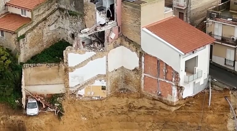 Niscemi, la ciudad de Italia que quedó al borde de un precipicio: cómo llegó a esa situación límite. Niscemi, la ciudad de Italia que quedó al borde de un precipicio: cómo llegó a esa situación límite.