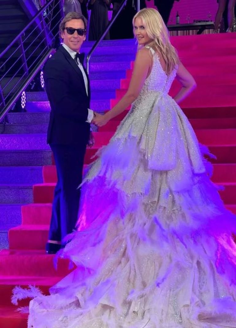 Para la alfombra roja, Valeria Mazza eligió un vestido de Gustavo Pucheta con varias capas, brillos y plumas. Para la alfombra roja, Valeria Mazza eligió un vestido de Gustavo Pucheta con varias capas, brillos y plumas.