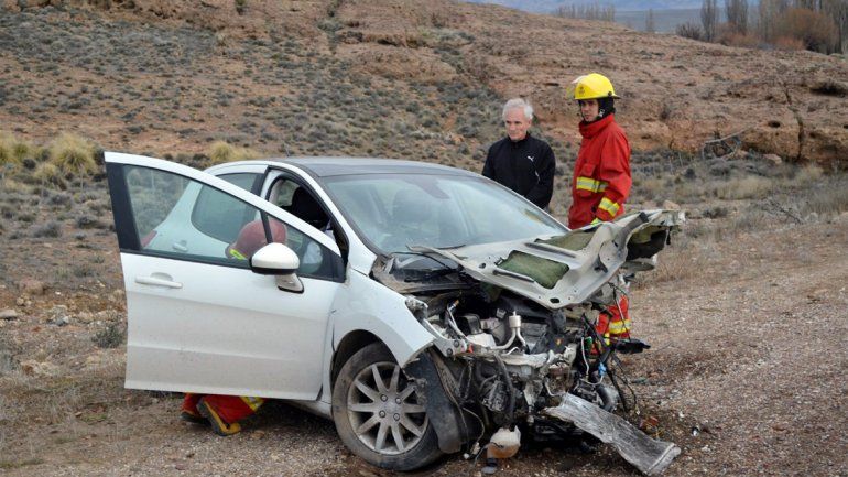 Tres heridos tras un violento choque frontal cerca de Piedra del Águila