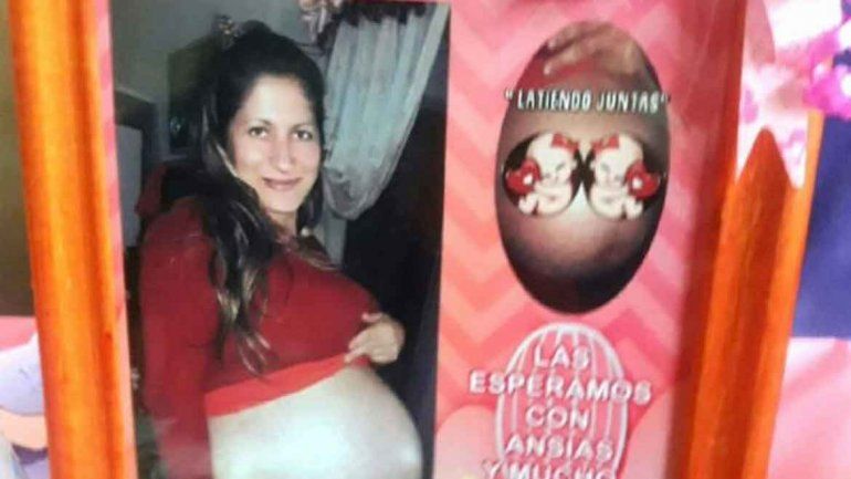 La pareja asegura que en las ecografías estaba claro que había dos corazones. Un funcionario habla de un error.