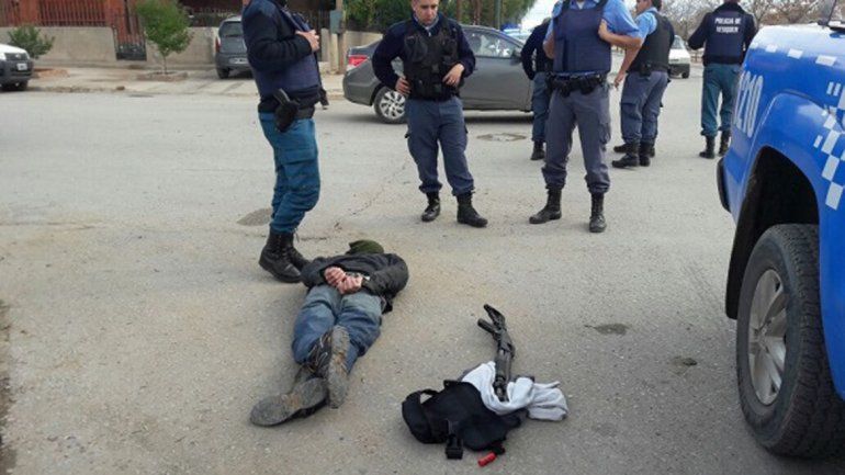 El doble crimen conmocionó a la comarca petrolera. Hubo incidentes. La Policía detuvo al agresor con el arma.