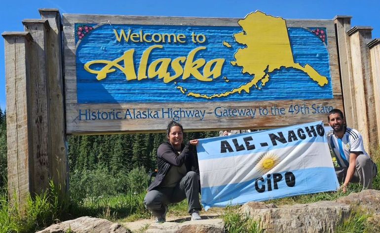 Ale y Nacho con la bandera de Cipo que los acompañó en cada kilómetro a bordo de la Kangoo.