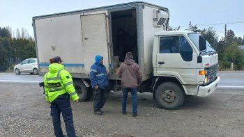 llevaba cargamento ilegal de aceite para autos, vino y cerveza llevaba cargamento ilegal de aceite para autos, vino y cerveza