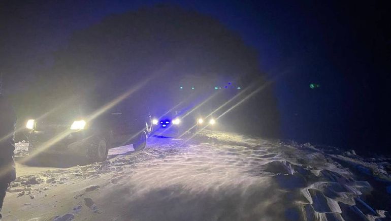 Varados en la nieve de Primeros Pinos: un Peugeot con un niño a bordo, una camioneta y un heroico rescate