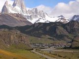 A la pequeña localidad de El Chalten, al pie del imponente cerro Fitz Roy, llegan un millón de turistas por años. 