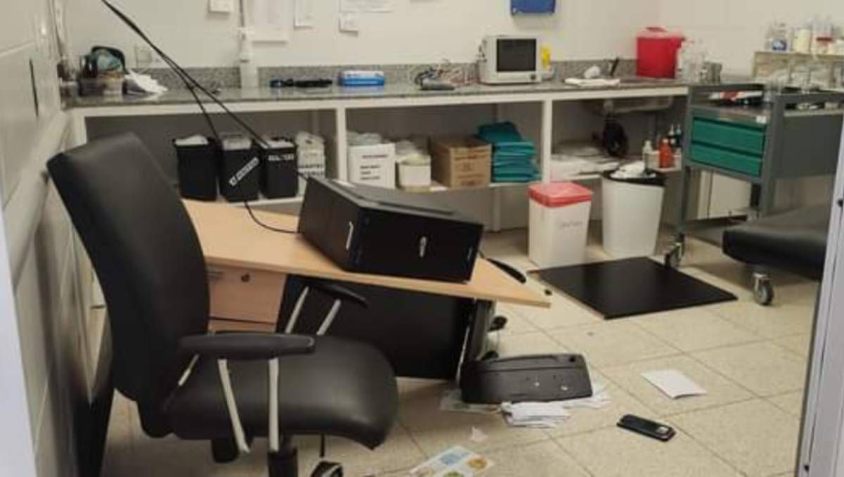 Un borracho le pegó a su sobrina adolescente y destrozó la guardia del hospital