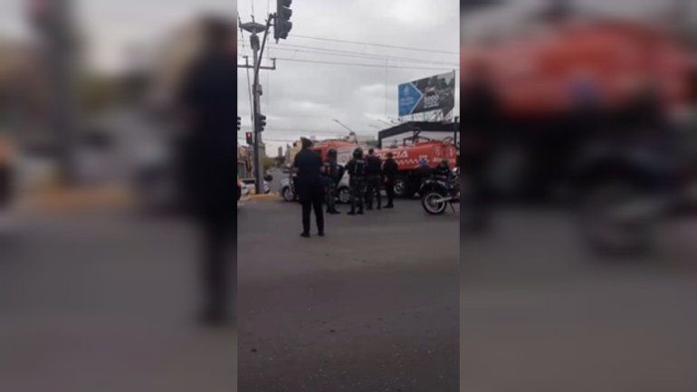 Sirenas, bocinazos y un fuerte accidente de tránsito en Avenida Mosconi: el motivo poco feliz