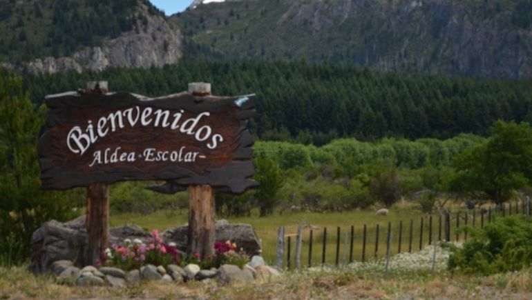 La zona rural de Aldea Escolar está a unos 10 kilómetros de Trevelin, en la zona cordillerana de Chubut. La zona rural de Aldea Escolar está a unos 10 kilómetros de Trevelin, en la zona cordillerana de Chubut.