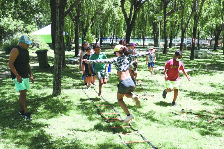 Finalizadas las clases, arrancaron las colonias de verano.