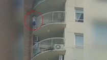 rescatan a un nino que se trepo por el balcon para escapar de un incendio: imagenes impactantes rescatan a un nino que se trepo por el balcon para escapar de un incendio: imagenes impactantes