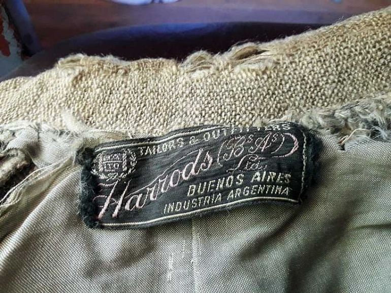 Una prenda con etiqueta de Harrods que se exhibe en el Museo Municipal de Aluminé. Una prenda con etiqueta de Harrods que se exhibe en el Museo Municipal de Aluminé.