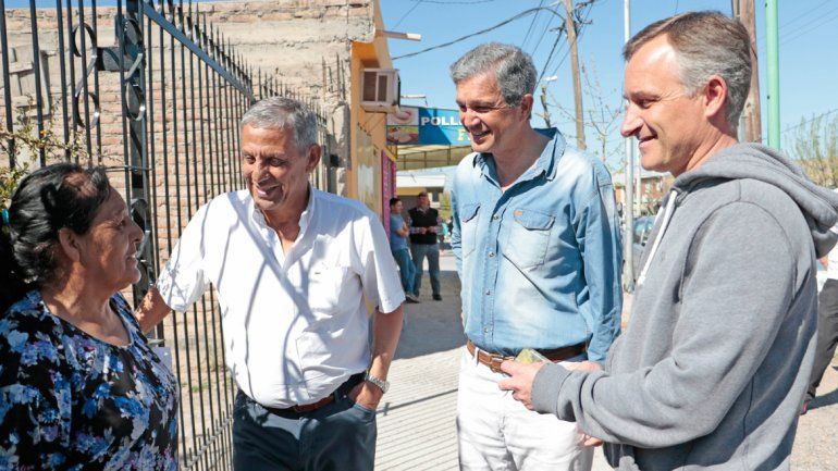 Quiroga viene caminando buena parte de la ciudad con sus candidatos.