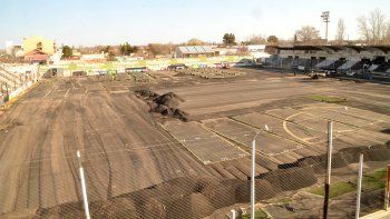 la foto del dia: la visera se saco de encima el cesped sintetico la foto del dia: la visera se saco de encima el cesped sintetico