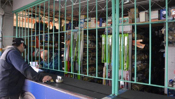 Ya no importa el rubro ni si está en el barrio o el centro, los comerciantes apuestan a protegerse de los violentos robos que sufren a diario en la capital neuquina.