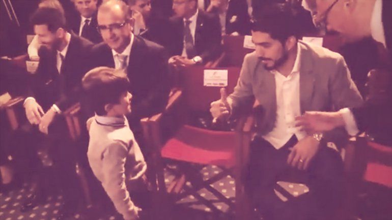 Una pulguita inquieta: Thiago Messi hace de las suyas con Luis Suárez