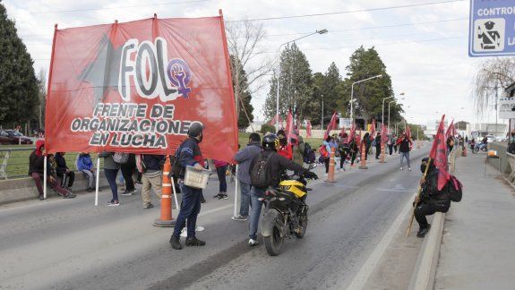 Organizaciones sociales amenazan con ir mañana a los puentes