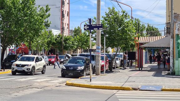 Atraparon a dos mecheras con cuatro pares de zapatillas