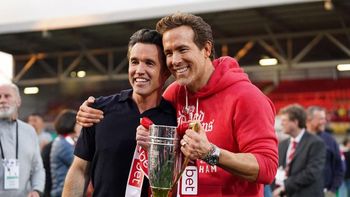 Ryan Reynolds en el festejo del ascenso el Wrexham. ¿Vendrá a Chubut? Ryan Reynolds en el festejo del ascenso el Wrexham. ¿Vendrá a Chubut?