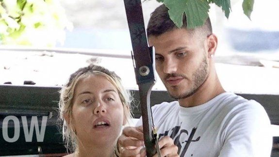Como en casa. La rubia lució un look descontracturado: ojotas deportivas, short y una malla enteriza.