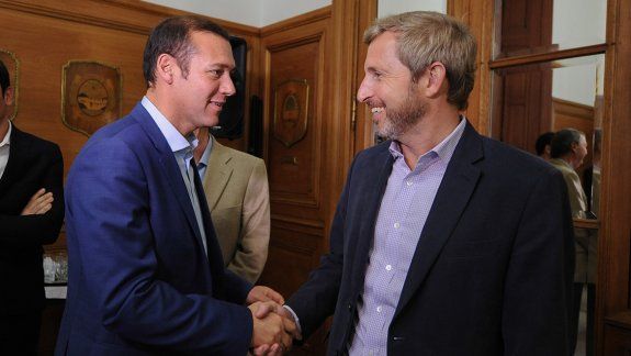 El gobernador Omar Gutiérrez junto al ministro de Interior, Obras Públicas y Vivienda, Rogelio Frigerio.&nbsp;
