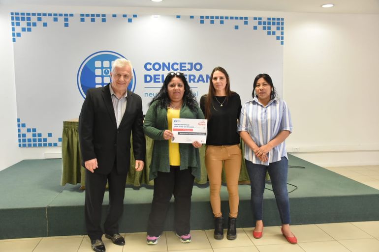 La Asociación Civil Manos Solidarias de Neuquén, que preside Gladys Aballay recibió el Premio Estímulo Jaime de Nevares que otorga el Concejo Deliberante.