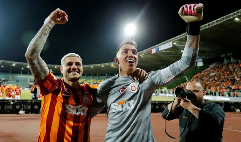 Mauro Icardi con el arquero uruguayo Muslera festejan el título luego de que se retirara el rival. 