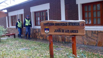 La versión oficial fue brindada por el comisario Mayor Rubén Gustavo Escobar, director de Seguridad Internior de Junín de los Andes.