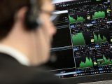 Imagen de archivo de un operador mirando información financiera en pantallas de computador en el piso de operaciones del Índice IG en Londres, Reino Unido. 6 de febrero, 2018. REUTERS/Simon Dawson/
