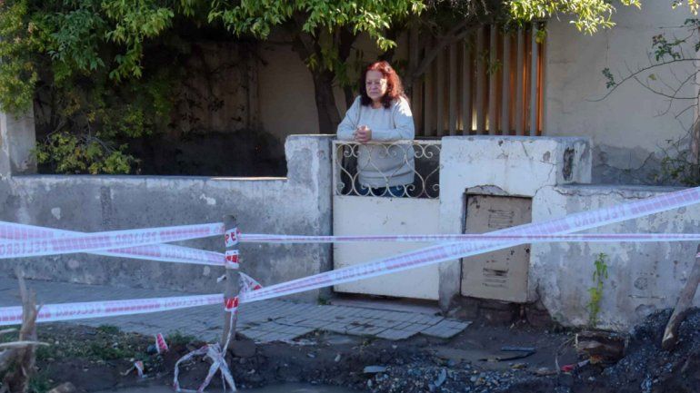 Por un caño roto deben vivir con una pileta en la vereda