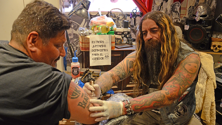 Solidario. Vikingo, el tatuador neuquino que ayuda a más de 150 familias en un comedor. 