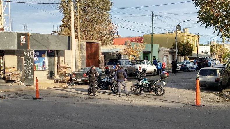 Investigan la muerte de un hombre hallado en una vivienda del Bajo neuquino. | LM Neuquen Investigan la muerte de un hombre hallado en una vivienda del Bajo neuquino.