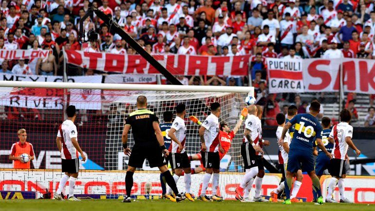 La joyita de Cardona para abrir el marcador. Fue igual al de Riquelme