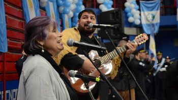 Marité Berbel cantando el himno completo de Neuquén. / Fotos y video: María Isabel Sánchez Marité Berbel cantando el himno completo de Neuquén. / Fotos y video: María Isabel Sánchez