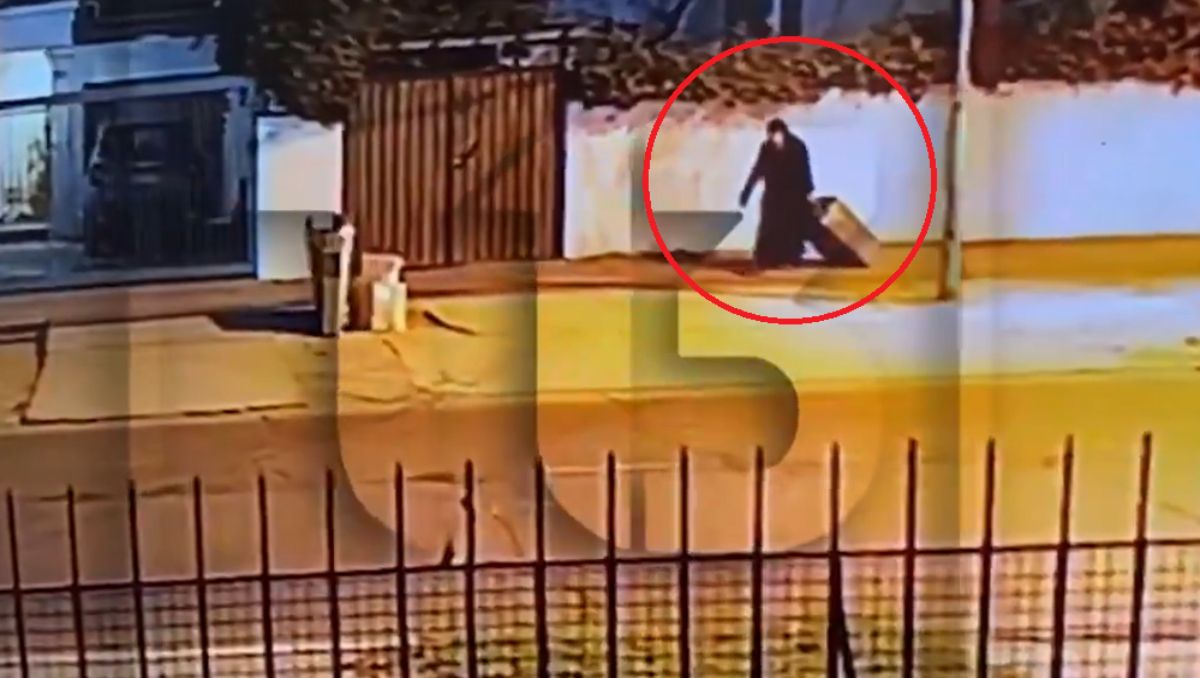 El escalofriante momento en el que la monja traslada el cadáver por la calle.