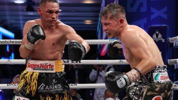 El Gallo Estrada sufrió, fue a la lona, pero lo liquidó. El Gallo Estrada sufrió, fue a la lona, pero lo liquidó.