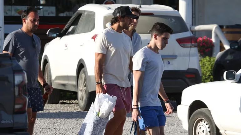 Manu Urcera cumpliendo los antojos de Nicole Neumann Manu Urcera cumpliendo los antojos de Nicole Neumann