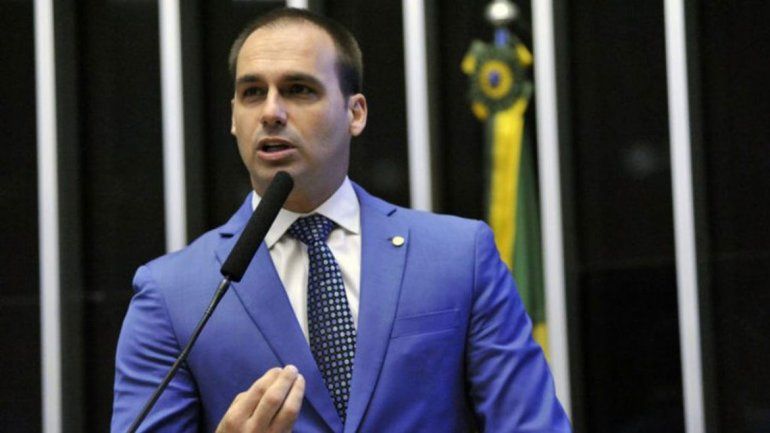 Hijo de Bolsonaro está a favor de las bombas atómicas