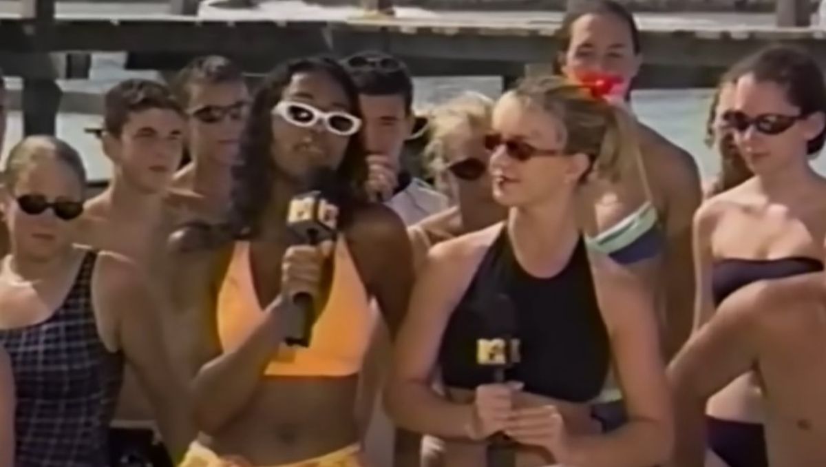 Ananda Lewis junto a Britney Spears, una de las celebridades que entrevistó para MTV.