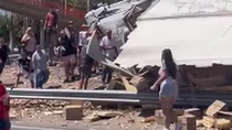 mendoza: volco un camion cargado con papas fritas y los vecinos lo saquearon mendoza: volco un camion cargado con papas fritas y los vecinos lo saquearon