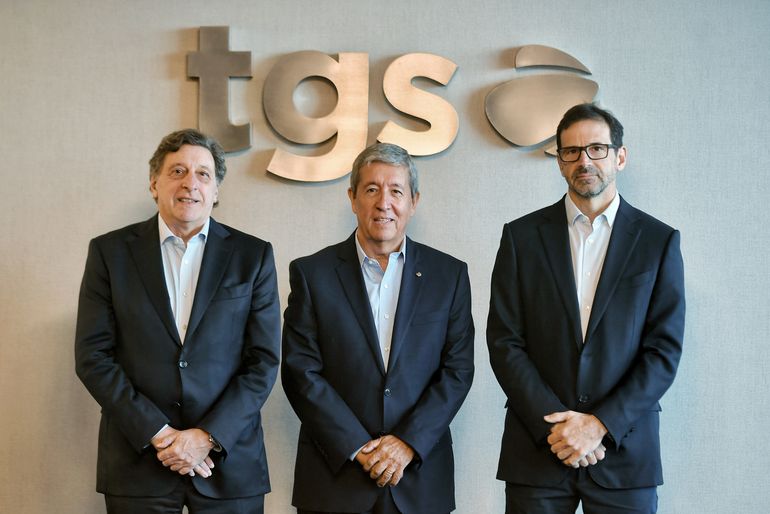 Luis Fallo, director ejecutivo del Grupo Sielieki; Oscar Sardi, CEO de tgs; y Gustavo Mariani, CEO de Pampa Energía. Luis Fallo, director ejecutivo del Grupo Sielieki; Oscar Sardi, CEO de tgs; y Gustavo Mariani, CEO de Pampa Energía.