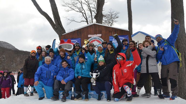 La delegación neuquina en el podio de los Juegos de Invierno.