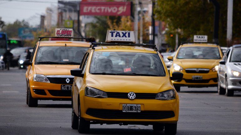 Los taxistas y funcionarios se reunieron para revisar el tema.