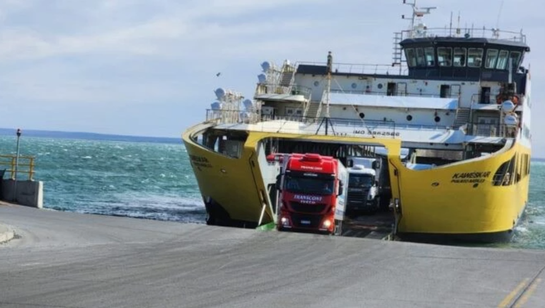 A 50 kilómetros del cruce fronterizo, en Chile, salen los ferrys a Tierra del Fuego. A 50 kilómetros del cruce fronterizo, en Chile, salen los ferrys a Tierra del Fuego.