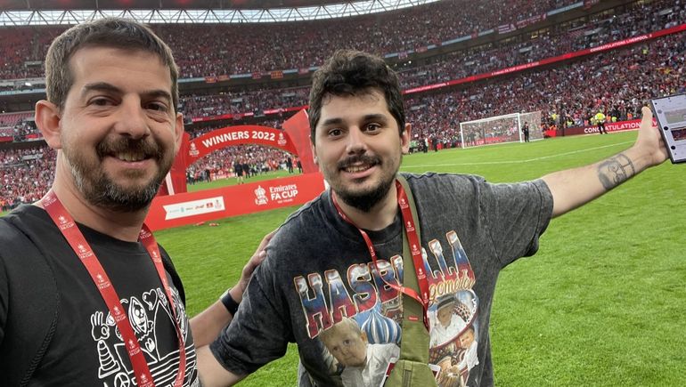 El desopilante momento que protagonizó un periodista argentino en la final de la FA Cup